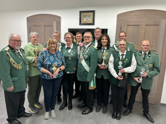 v.l.: Heinz Hägerbäumer (1. Vorsitzender), Julian Beuerbach (Ex-Bierkönig 23/24), Dennis Röthemeier  (Bierkönig 24/25), Fabian I. Adam (Schützenkönig 24/25)