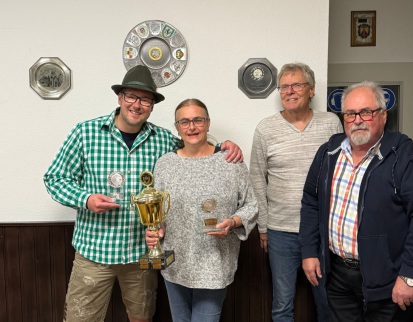 v.l.: Heinz Hägerbäumer (1. Vorsitzender), Julian Beuerbach (Ex-Bierkönig 23/24), Dennis Röthemeier  (Bierkönig 24/25), Fabian I. Adam (Schützenkönig 24/25)