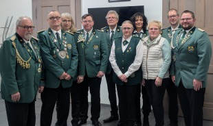 v.l.: Heinz Hägerbäumer (1. Vorsitzender), Julian Beuerbach (Ex-Bierkönig 23/24), Dennis Röthemeier  (Bierkönig 24/25), Fabian I. Adam (Schützenkönig 24/25)