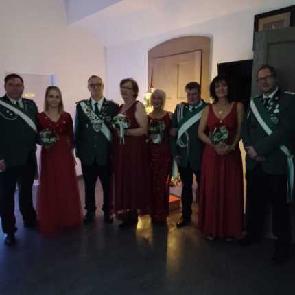 v.l.: Heinz Hägerbäumer (1. Vorsitzender), Julian Beuerbach (Ex-Bierkönig 23/24), Dennis Röthemeier  (Bierkönig 24/25), Fabian I. Adam (Schützenkönig 24/25)